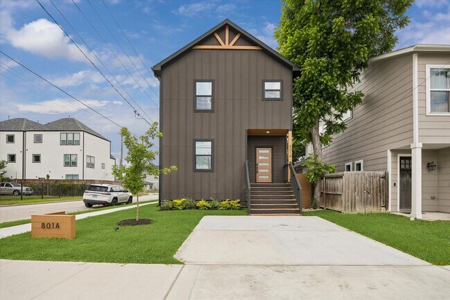 Building Photo - 801 E 32nd 1/2 St