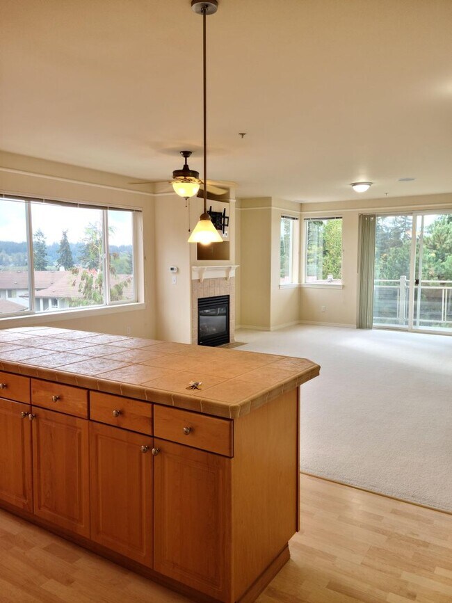 Building Photo - Spacious two bedroom condo!