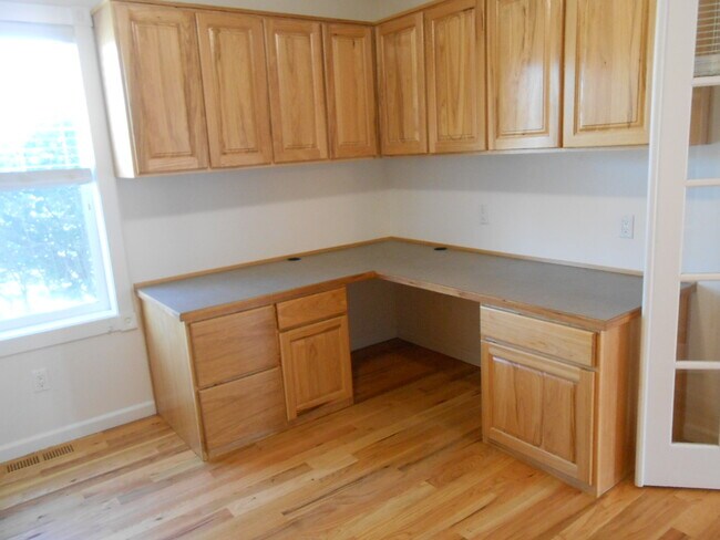 Building Photo - 62677 Hawkview Road