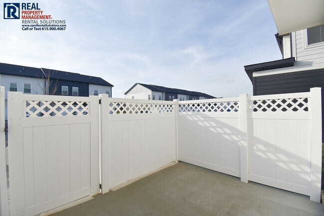 Building Photo - Gorgeous and modern 2 bedroom townhome in the heart of Murfreesboro w/ neighborhood pool, hi-spee...