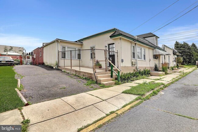 Building Photo - 44 Dover Ave