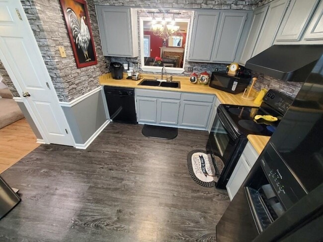 Building Photo - 2951 Lexington Trace Dr