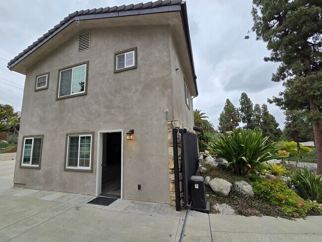 Building Photo - Fantastic 2 Bed, 2.5 Bath ADU unit in Sunn...