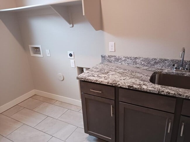 Building Photo - Single Family Home-  5 bedrooms 3 Baths
