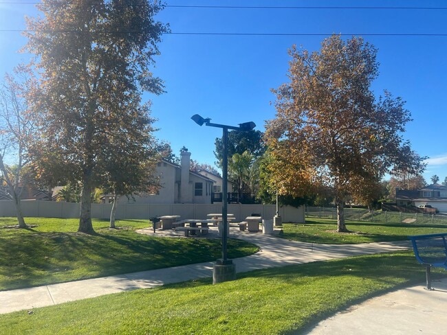 Building Photo - Beautiful upgraded 3 bedroom in Mission Grove!