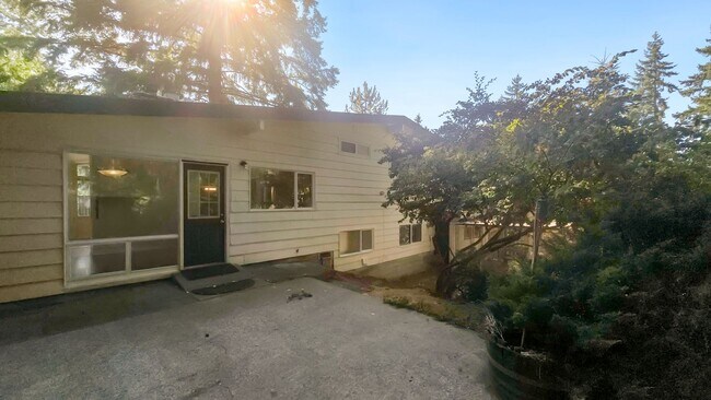 Building Photo - Charming Bellevue Home with Spacious Lot a...