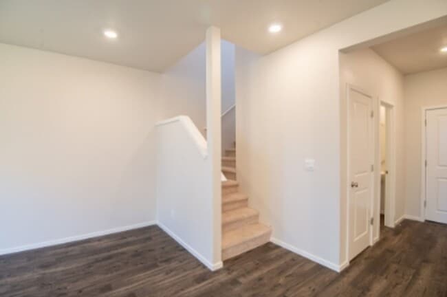 Building Photo - Beautiful newer construction 4 bed, 2.5 ba...