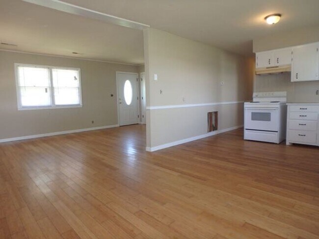 Building Photo - Nice 3 Bedroom Country House!