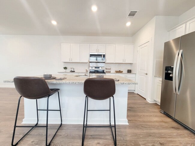 Building Photo - Spacious 4/BR 2.5/BA Retreat with Fenced Y...
