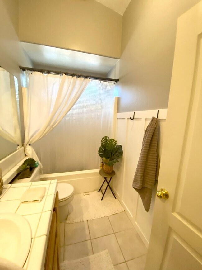Building Photo - Delightful Home In Rosedale!