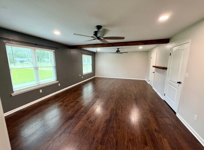 Building Photo - 121 Country Dr