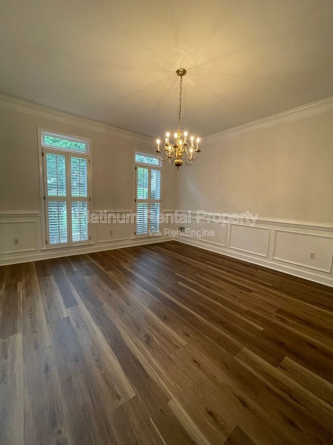 Building Photo - 870 Ingleside Dr