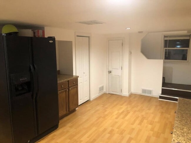 Building Photo - 2-602 Locust Ave