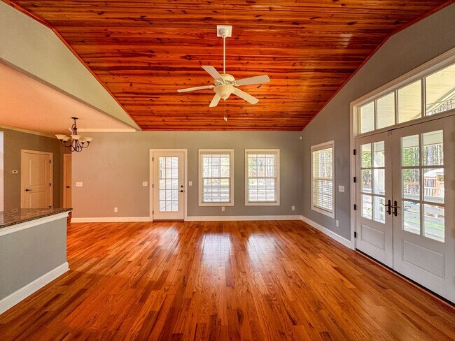 Building Photo - Spacious 5 Bed 3.5 Bath Home in Carthage