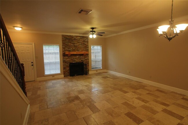 Building Photo - 17627 Red Oak Dr