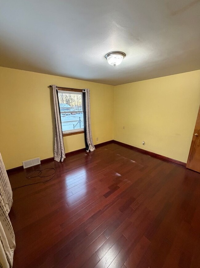 Building Photo - AVAILABLE NOW! - 2 Bed 1 Bath Home!