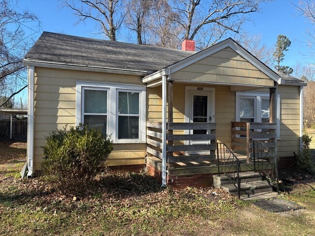 Building Photo - 2 Bedroom, 1 Bathroom House in Greensboro!