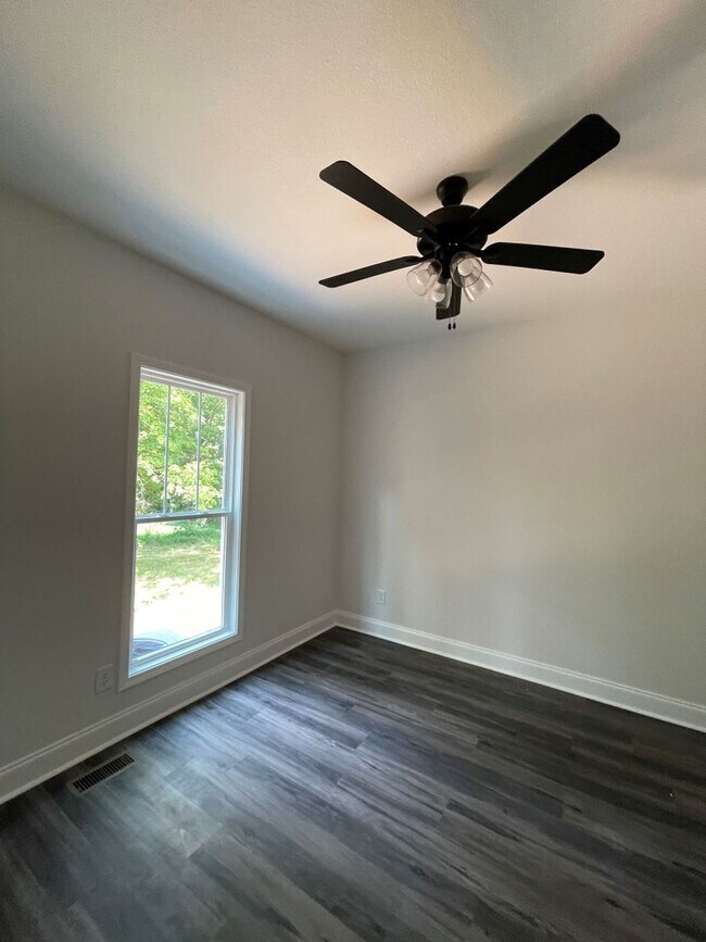Building Photo - 6 bedroom/3 Baths + Bonus room!  Backs up ...