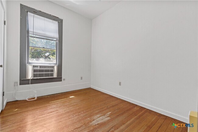 Building Photo - 527 W San Antonio St