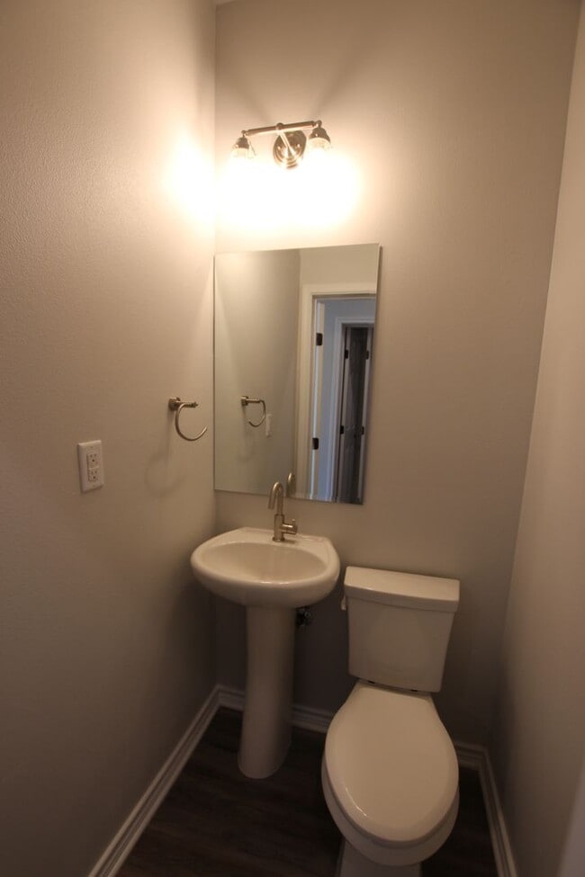 Building Photo - Stunning 2 Bed 2.5 Bath 1 Car Garage Townhome in Tyler!