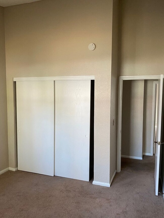 Building Photo - 3 Bedroom 2 Bathroom Home!