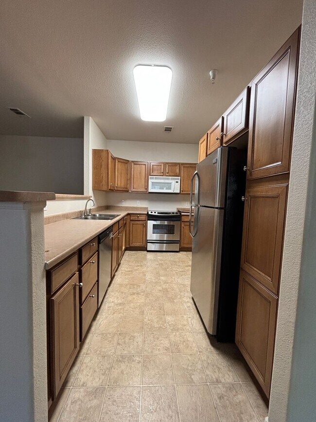Building Photo - Large 3 bedroom condo with 2 bathrooms!