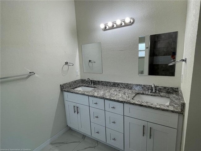 Building Photo - Large 4 Bedroom 2 bath-Lake Placid