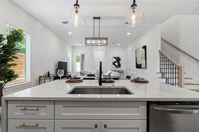 Building Photo - 4110 Cortlandt St