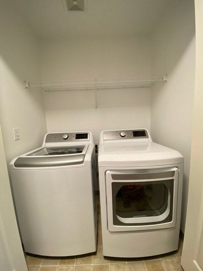 Building Photo - Location Location Location ~2 Bedroom 2.5 ...