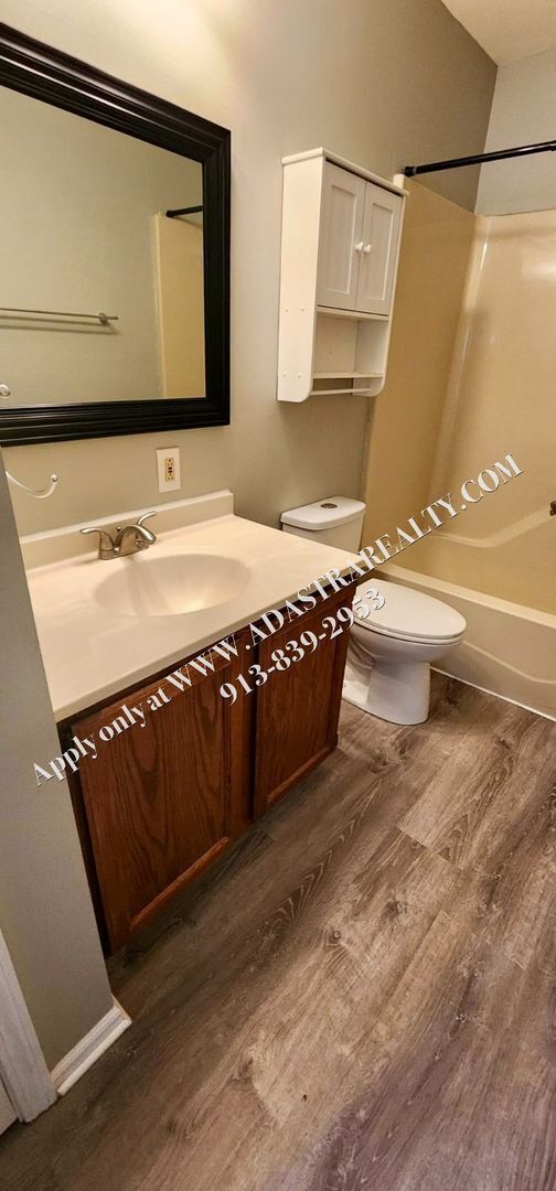 Building Photo - 2 Bed 1.5 Bath Townhome in Bonner Springs-...