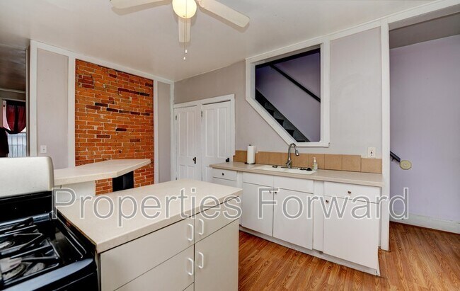 Building Photo - 673 E Sycamore St