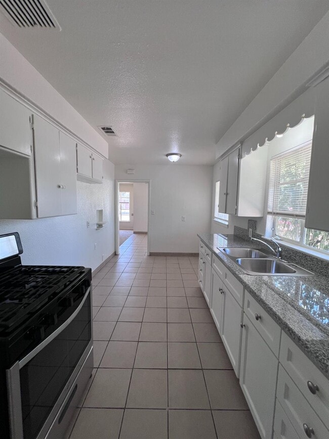 Building Photo - 2905 E Lamona Ave