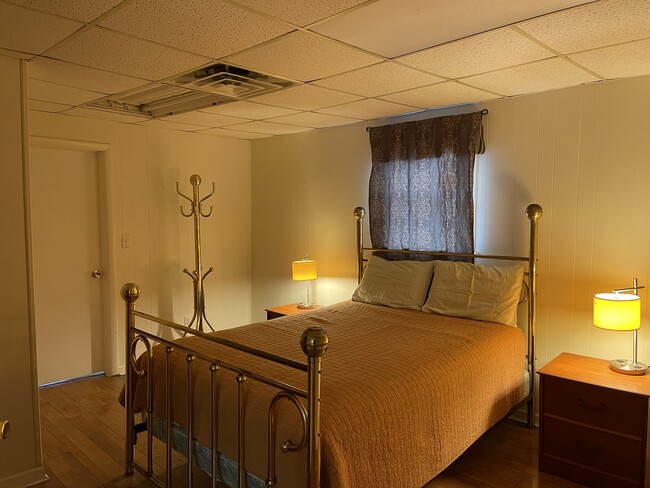 Main Bedroom - 604 S Oakwood Ave