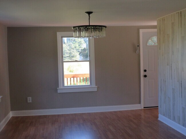 Building Photo - 3 Bedroom 2 Bath Home