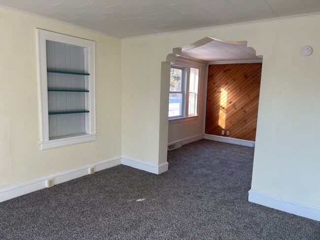 Building Photo - 136 N Dewey Ave