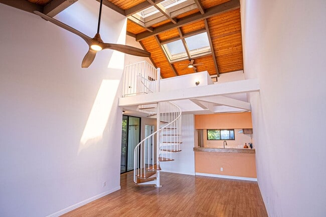 Building Photo - Unfurnished 3 bedroom 3 bath condo with oc...