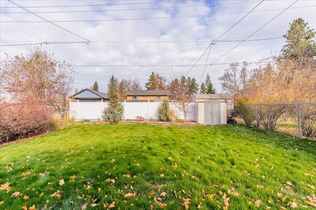 Building Photo - South Hill Charmer 3 bed, 1 bath available...