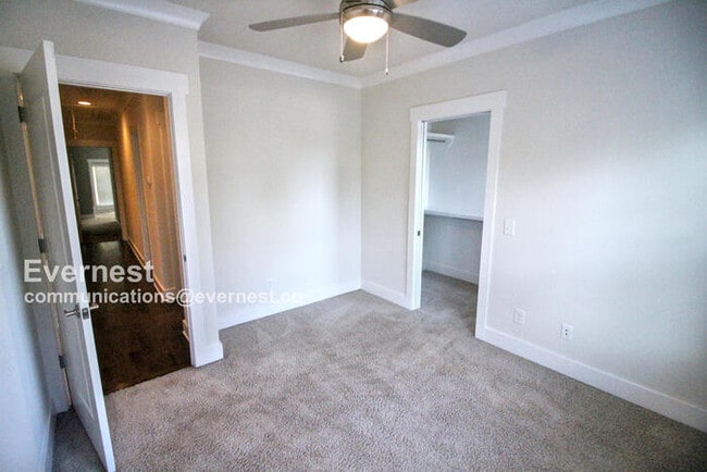 Building Photo - 817 Knox Ave