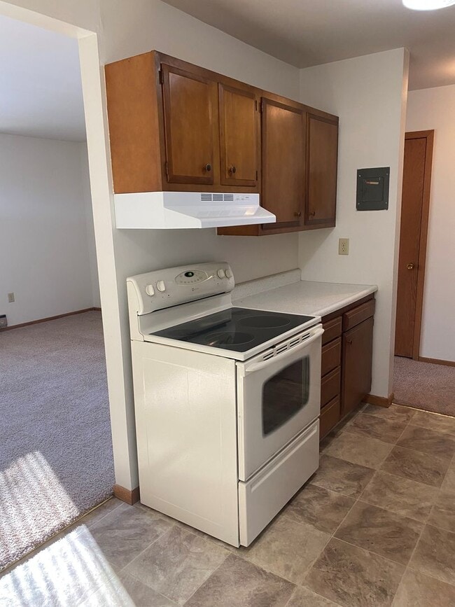 Building Photo - 2 Bed/1 Bath Apartment available!  Heat and Water Included!