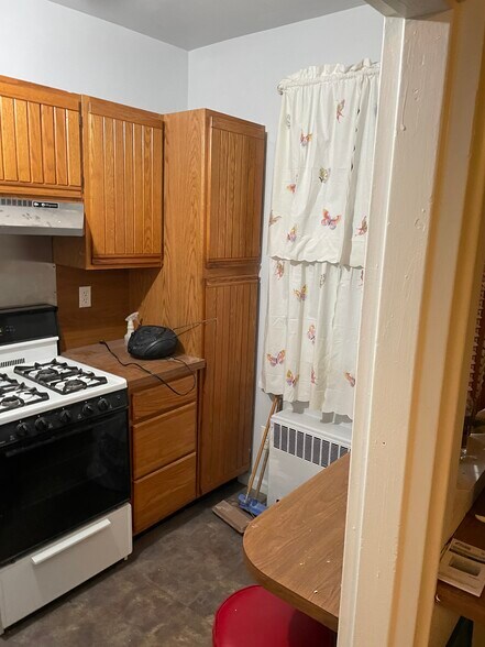 Kitchen - 3703 W Saratoga St