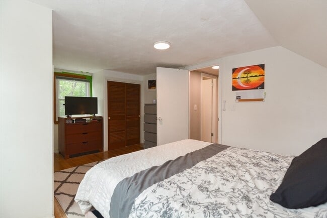 Building Photo - 8 Roberts Rd