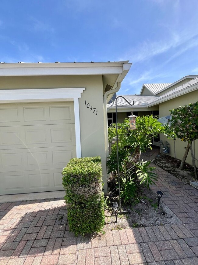 Building Photo - In the Heart of Tradition--3/2.5/2 Townhome!