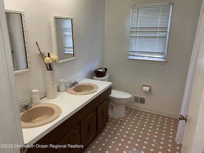 Building Photo - 3 Windsor Dr