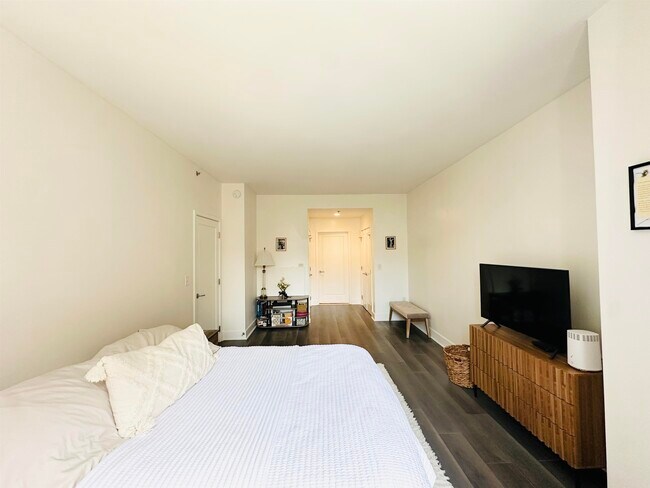 Building Photo - 1125 Maxwell Ln