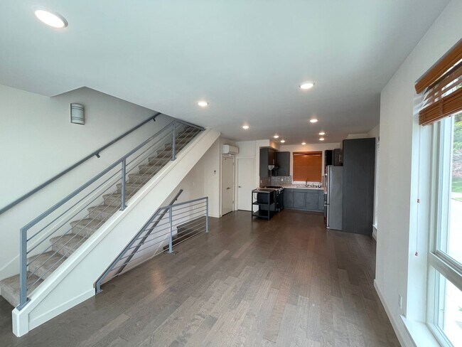 Building Photo - Great Townhome For Rent