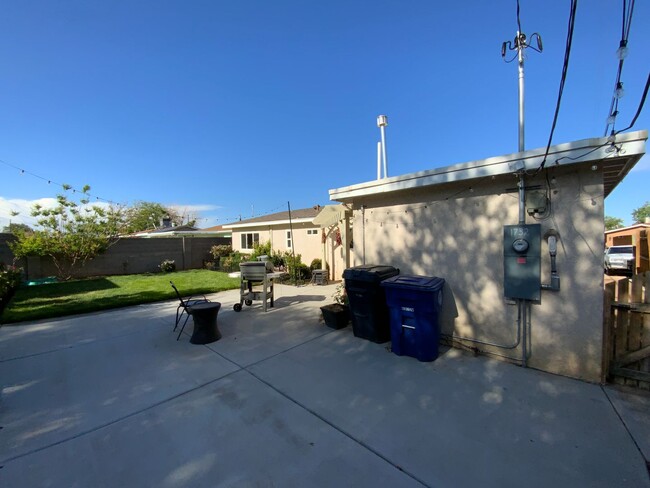 Building Photo - 3 Bedroom Updated Single Story Home Availa...
