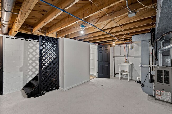 Building Photo - Stunning 3 bedroom home in Penn Hills avai...