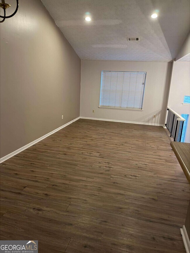 Building Photo - 1744 Vauxhall Dr