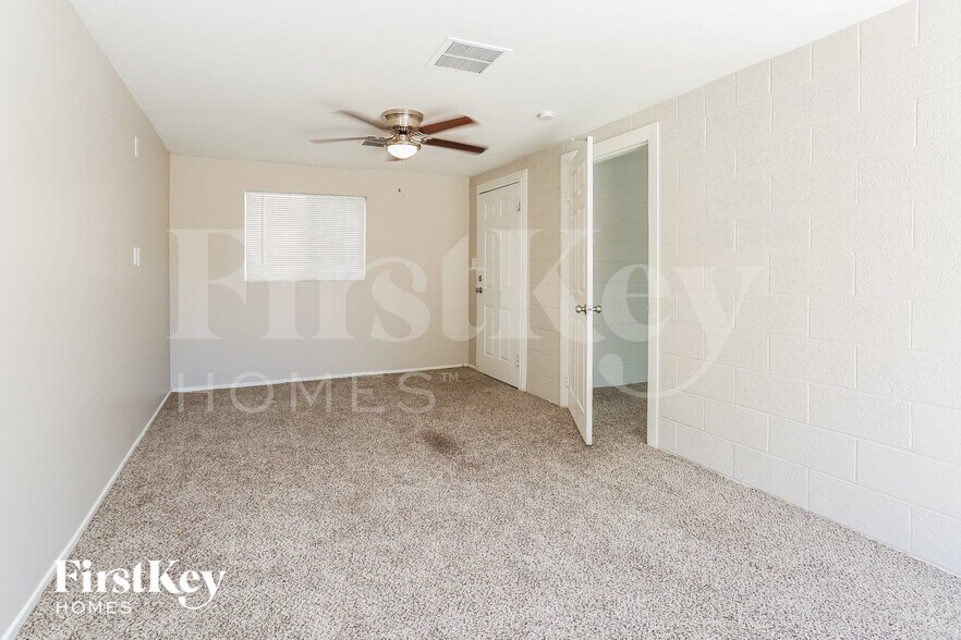 Building Photo - 619 Essex E Dr