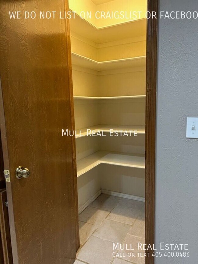 Building Photo - 2824 Silvertree Dr